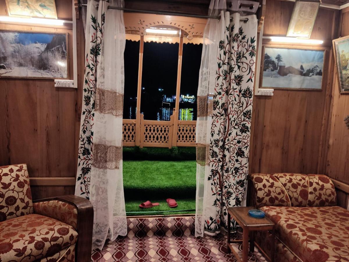 Houseboat Young Balmoral Castle Srīnagar Extérieur photo