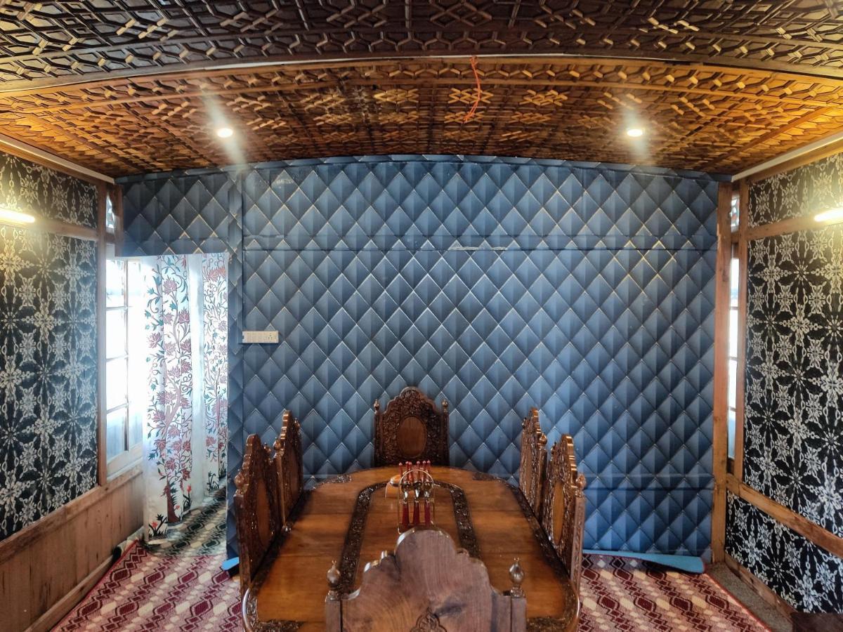 Houseboat Young Balmoral Castle Srīnagar Extérieur photo