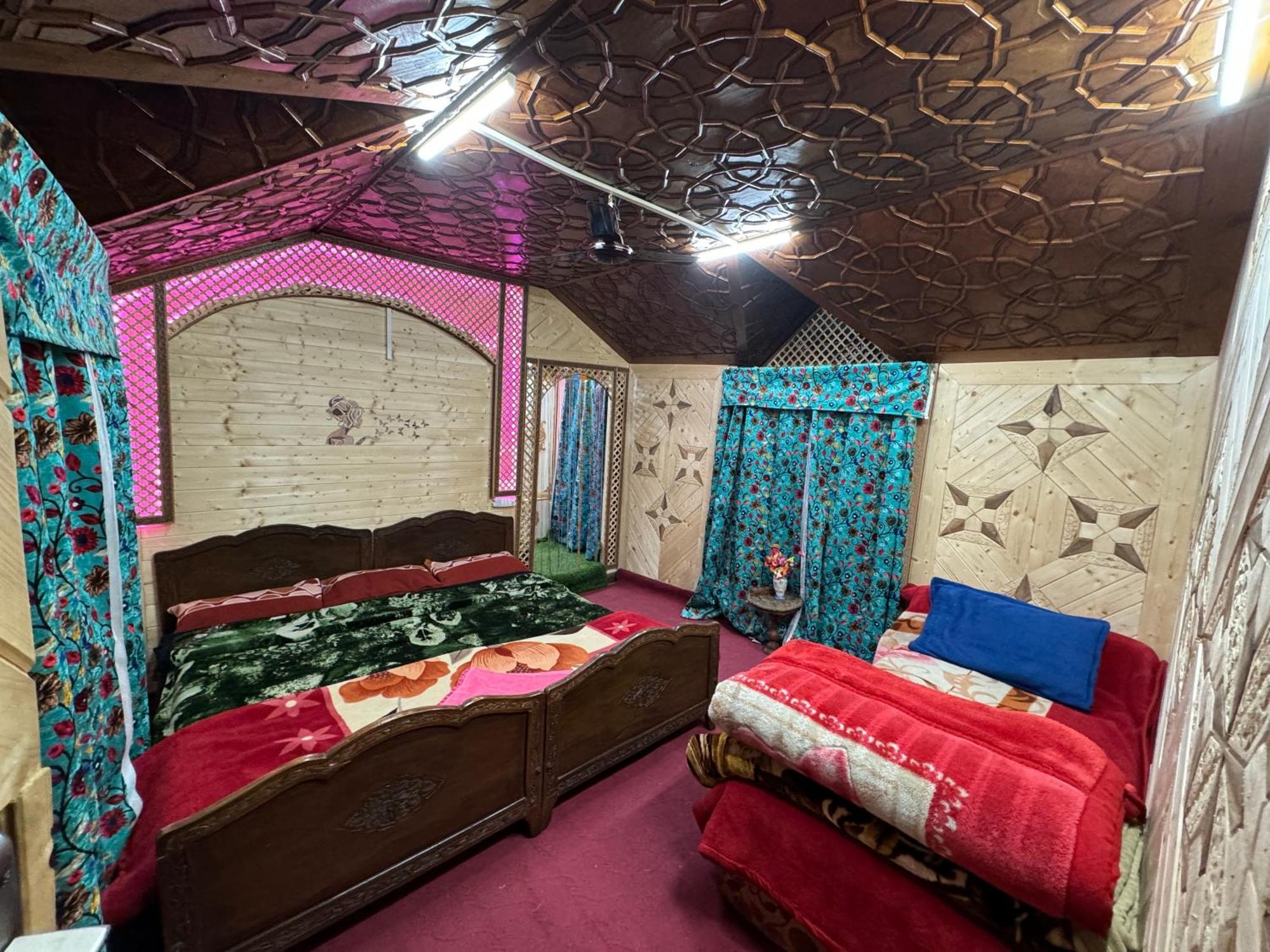 Houseboat Young Balmoral Castle Srīnagar Extérieur photo