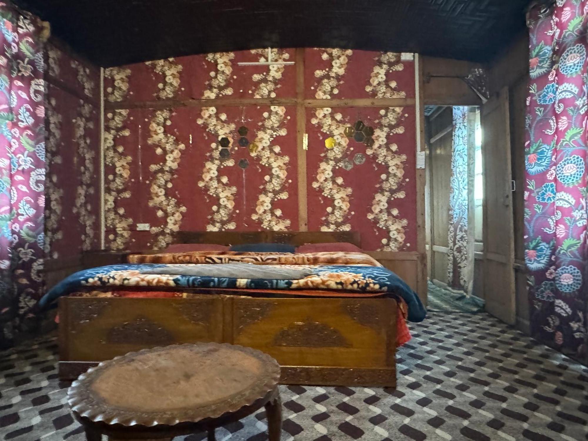 Houseboat Young Balmoral Castle Srīnagar Extérieur photo