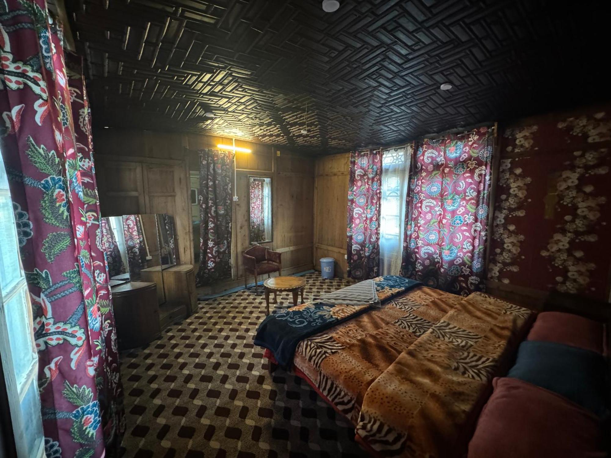 Houseboat Young Balmoral Castle Srīnagar Extérieur photo