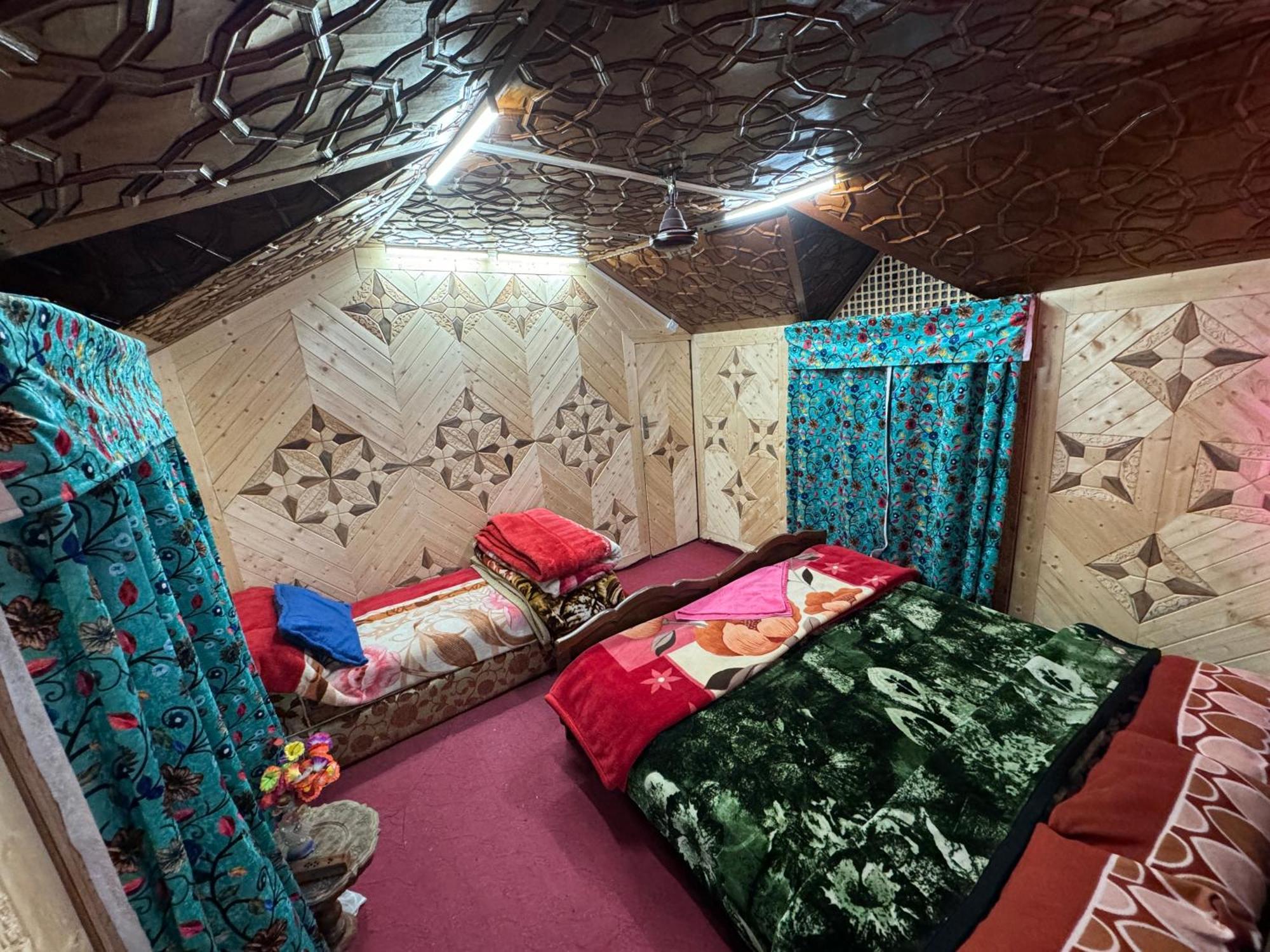 Houseboat Young Balmoral Castle Srīnagar Extérieur photo