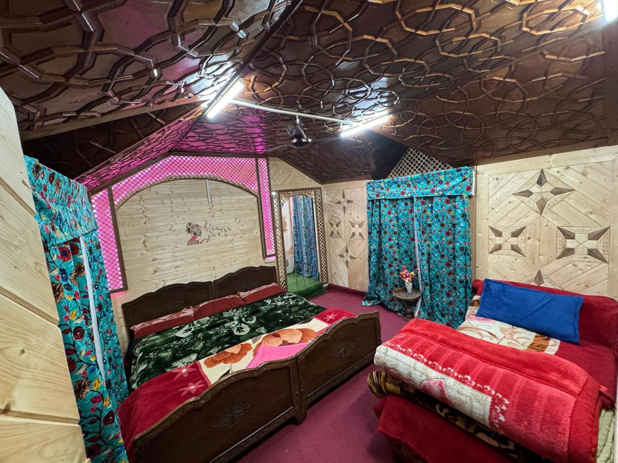 Houseboat Young Balmoral Castle Srīnagar Extérieur photo